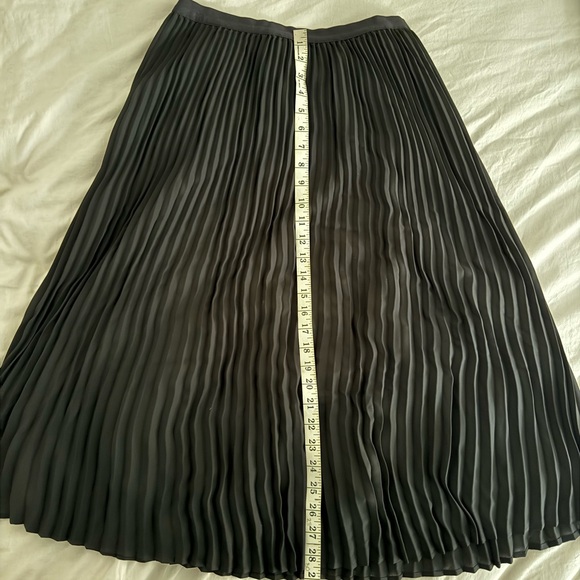 Aritzia (black) pleated midi skirt black - Picture 3 of 7